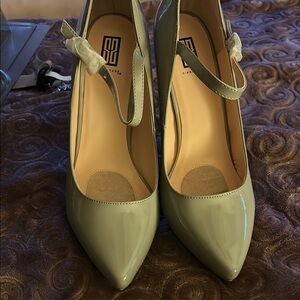 Elegant Light Grey Patent Leather Heels (Never Worn)